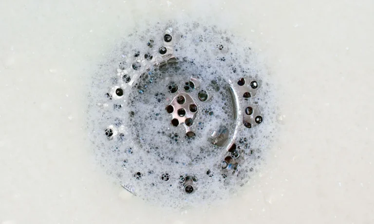 🚿 Ako Vyčistiť Upchatú Sprchu? – Kompletný Sprievodca. Upchatá sprcha je typický problém spôsobený hlavne vlasmi a mydlovými usadeninami. Tu je súhrn najúčinnejších metód, od domácich po mechanické, a tipy na prevenciu.