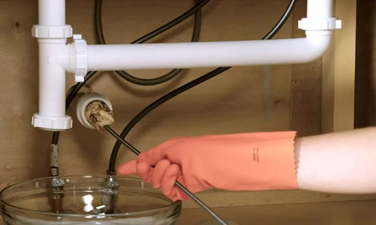 🍽️ Metódy Čistenia Upchatého kuchynského drezu: Domáce Tipy. Upchatie kuchynského drezu je najčastejšie spôsobené zmesou tukov, olejov a zvyškov jedla. Tu je postup, ako s týmto problémom bojovať – od jednoduchých domácich metód až po mechanický zásah.